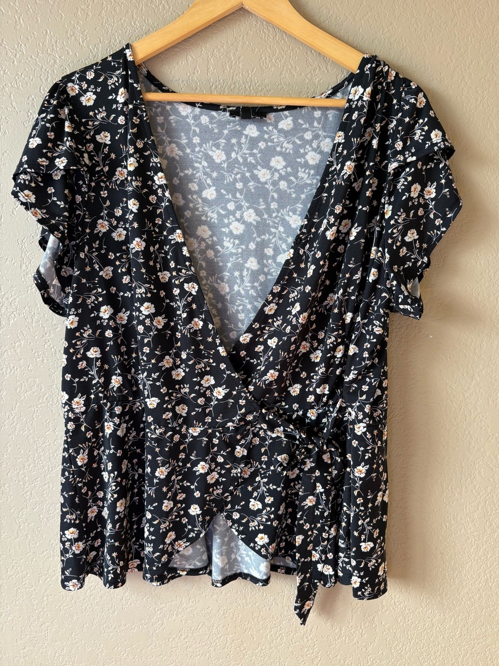 AUW Woman's 2X Black Short Sleeve Floral Wrap Around Blouse Ruffle Sleeve